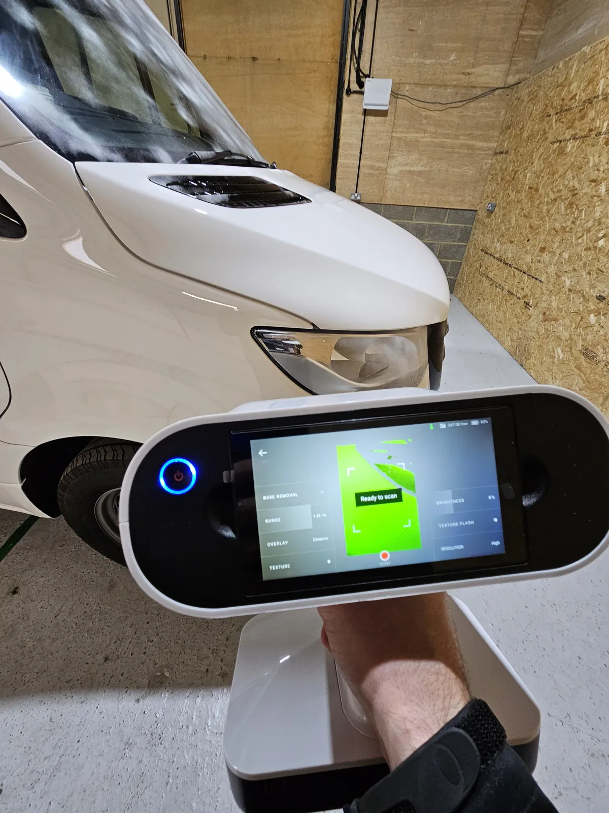 Scanning the bonnet and headlight with the Artec Leo