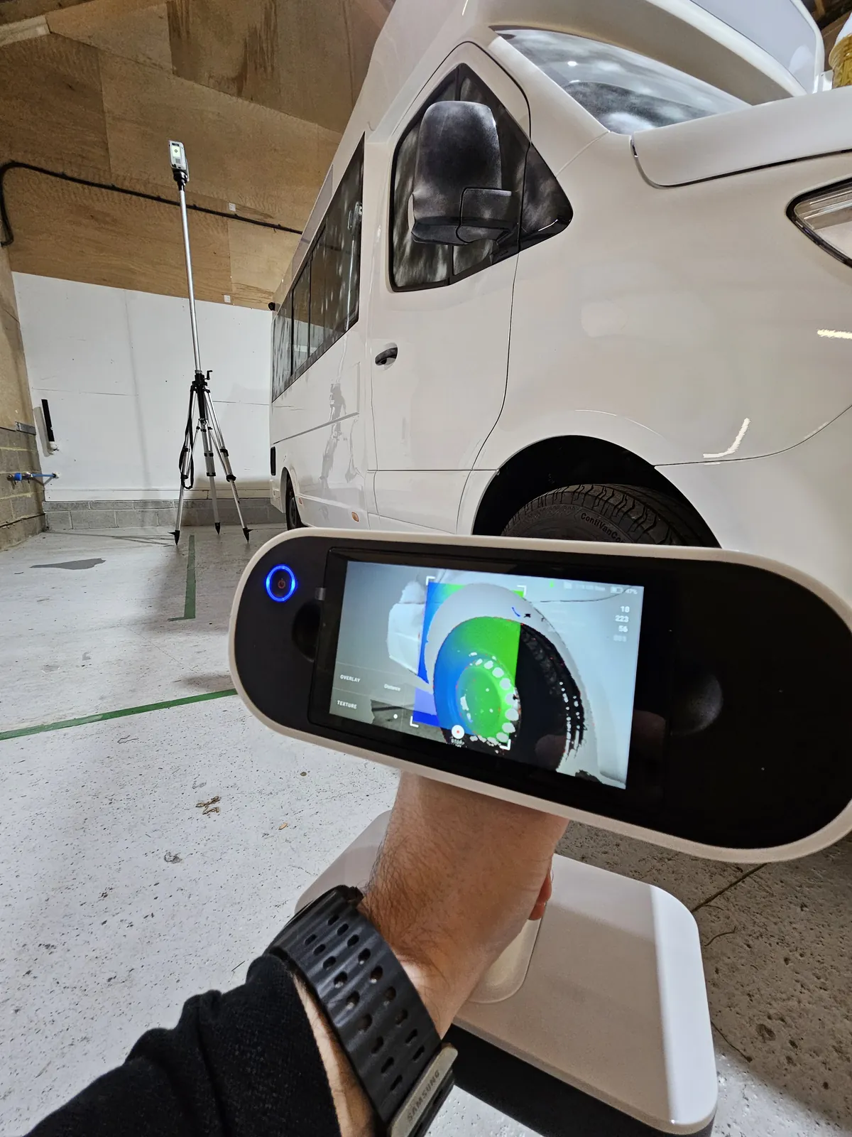 Scanning a front wheel arch with the Artec Leo, the live scan on its screen